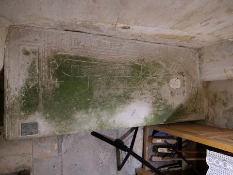 Fig. 5 : Dalle funéraire de Jacques de Cléraunay (d.1534), déb. XVIe siècle, Dissé-sous-Ballon ; église Notre-Dame, pierre calcaire et incrustation en pierre polie et alliage cuivreux.