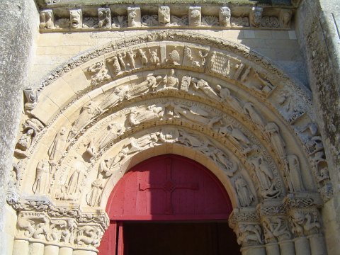 Fig. 10 - Aulnay (Charente-Maritime), Saint-Pierre, tympan, XIIe s. Cliché : S. Biay