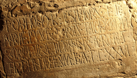 Fig. 6 : Escaño. Inscription de la première pierre de l’église San Salvador (1088)