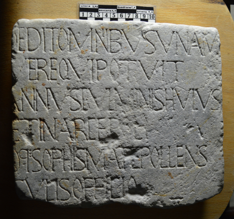 Fig. 1. Fragment d’inscription métrique inédite au Musée départemental Arles antique (inv. FAN.92.00.2672) © A. Bolaños-Herrera