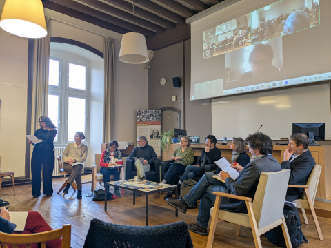 Fig. 1 : Table ronde organisée à Poitiers le 9 janvier 2025 : de gauche à droite, Cécile Voyer, Estelle Ingrand-Varenne, Chloé Ragazzoli, Thierry Grégor, Hélène Campaignolle, Pierre-Olivier Dittmar, Sonja Hermann, Benoît Tock, Vincent Debiais, avec Béatrice Fraenkel à l’écran.