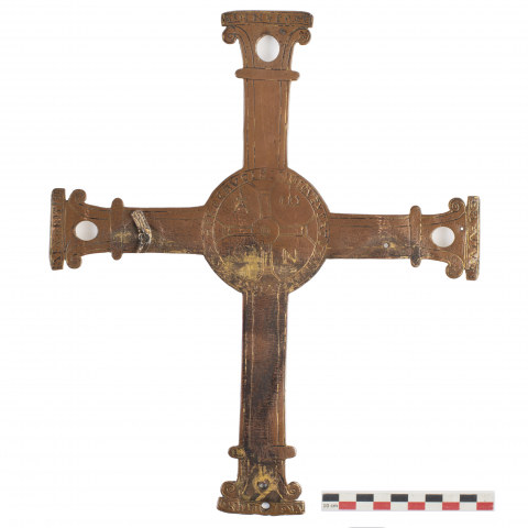 Fig. 3 : Plaque de croix, sans la figure d’applique, permettant de saisir l’ensemble des inscriptions.