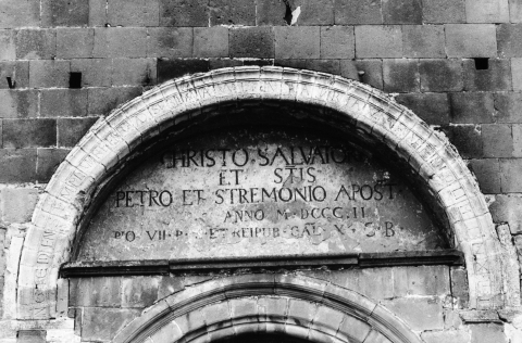 Fig. 4 - Mozac (Puy-de-Dôme), tympan de l'église abbatiale, fin XIe s. Cliché : CIFM/CESCM
