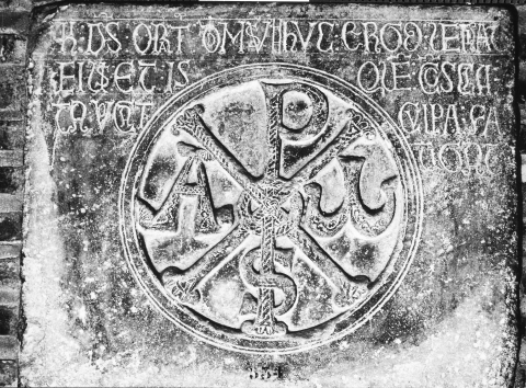 Fig. 7 - Toulouse (Haute-Garonne), musée des Augustins, chrisme provenant des Hospitaliers de Toulouse, XIIe s. Cliché : CIFM/CESCM