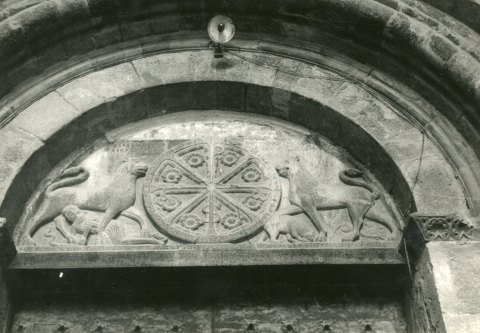 Fig. 8 Jaca (Espagne), cathédrale, tympan. Cliché : CESCM, photothèque