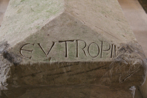 Fig. 11 - Saintes (Charente-Maritime), Saint-Eutrope, crypte, tombeau. Cliché : Th. Grégor