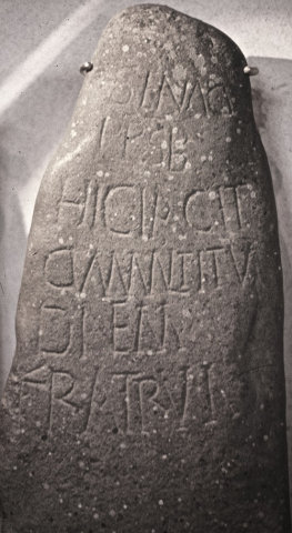 Fig. 4 : Aberdaron, Gwynedd, église paroissial de St-Hywyn, inscription du prêtre Senacus