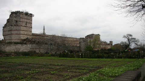 Fig. 2 : Les tours 36 et 37 (premier plan). Porte de Silivri au fond