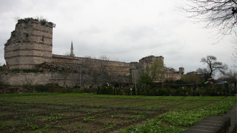 Fig. 2 : Les tours 36 et 37 (premier plan). Porte de Silivri au fond