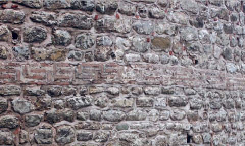 Fig. 12b: The SE point where the pattern of the brick course on the third floor of the Galata Tower differs, and also the diagonal crack on it. Photo: Hasan Sercan Sağlam, 2020