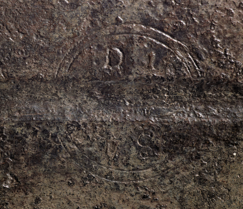 Fig. 5 : Épée n° 930.1.589, Musée Dobrée, Nantes, XIIe siècle. Détail de l'inscription sur la lame. Photographie : Hervé Neveu-Dérotrie / Musée Dobrée – Grand Patrimoine de Loire-Atlantique