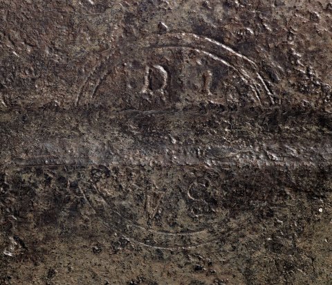 Fig. 5 : Épée n° 930.1.589, Musée Dobrée, Nantes, XIIe siècle. Détail de l'inscription sur la lame. Photographie : Hervé Neveu-Dérotrie / Musée Dobrée – Grand Patrimoine de Loire-Atlantique