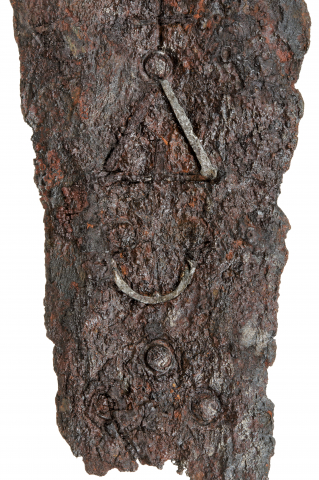 Fig. 6 : Épée n° 849.48.4, Musée Dobrée, Nantes, XIIIe siècle. Détail de la damasquinure et des espaces destinés à l’accueillir. Photographie : Hervé Neveu-Dérotrie / Musée Dobrée – Grand Patrimoine de Loire-Atlantique