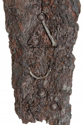 Fig. 6 : Épée n° 849.48.4, Musée Dobrée, Nantes, XIIIe siècle. Détail de la damasquinure et des espaces destinés à l’accueillir. Photographie : Hervé Neveu-Dérotrie / Musée Dobrée – Grand Patrimoine de Loire-Atlantique
