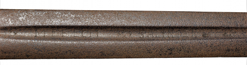 Fig. 7 : Alumelle n° 56.5408, Musée Dobrée, Nantes, XVIe-XVIIe siècles. Détail de l’inscription MEFECIT SALINGEN incisée dans la gorge de l’une des faces de la lame. Photographie : Hervé Neveu-Dérotrie / Musée Dobrée – Grand Patrimoine de Loire-Atlantique