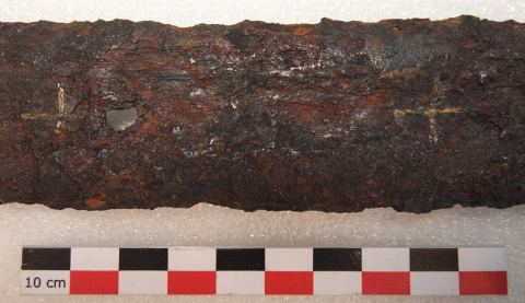 Fig. 8 : Épée n° 882.2.3, Musée Dobrée, Nantes, dernier quart XIIe-premier quart XIVe siècle. Détail des croix grecques réalisées par damasquinage au moyen d’un métal doré dans la gorge de la lame. Photographie : Valentin Louineau