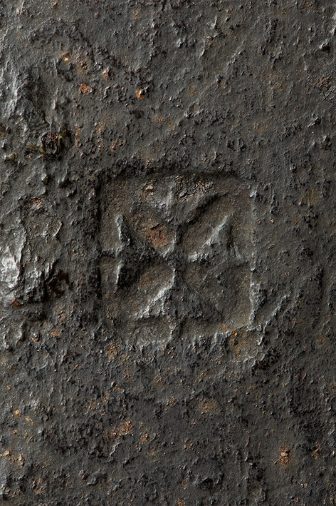 Fig. 9 : Épée n° 930.1.590, Musée Dobrée, Nantes, fin XIVe-début XVe siècle. Détail de la croix pâtée gravée sur la soie. Photographie : Hervé Neveu-Dérotrie / Musée Dobrée – Grand Patrimoine de Loire-Atlantique