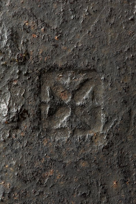 Fig. 9 : Épée n° 930.1.590, Musée Dobrée, Nantes, fin XIVe-début XVe siècle. Détail de la croix pâtée gravée sur la soie. Photographie : Hervé Neveu-Dérotrie / Musée Dobrée – Grand Patrimoine de Loire-Atlantique
