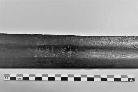 Fig. 12 : Épée innommée, Musée Bernard d’Agesci, Niort, début XIIIe siècle. Détail de l’inscription présente dans la gorge de la lame. Photographie : Valentin Louineau