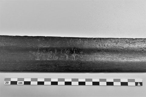 Fig. 12 : Épée innommée, Musée Bernard d’Agesci, Niort, début XIIIe siècle. Détail de l’inscription présente dans la gorge de la lame. Photographie : Valentin Louineau