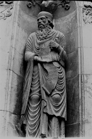 Fig. 5 : Fidenza (Italie), Portail de la cathédrale San Donnino. Détail de la statue d’Antelami, Ézéchiel, entre 1210 et 1218