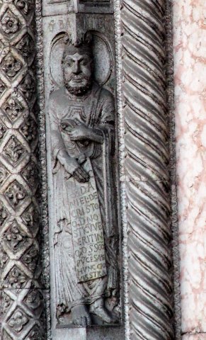 Fig. 11 : Ferrare (Italie), porche du dôme, le prophète Daniel (1135)