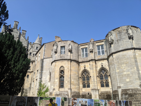 Fig. 1 : Vue générale de la tour Maubergeon et du pignon sud de la grande salle du palais de Poitiers.