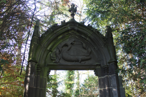 Fig. 8 : Porte du palais disparu de Riom déposée au château de Jozerand.